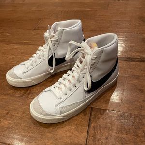 Nike Women’s Blazer Mid ‘77 Casual Shoes Size 8